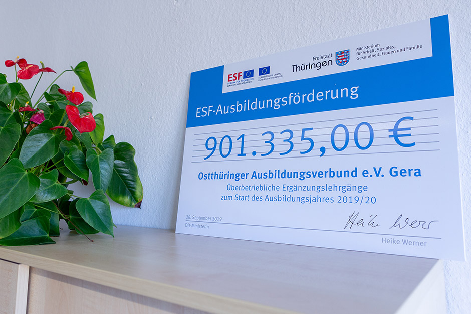 Ein Scheck der ESF Ausbildungsförderung in Höhe von 901.335 Euro.