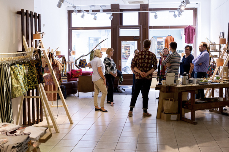 Teilnehmer im Gespräch im PopUpStore von IZUBA clothing