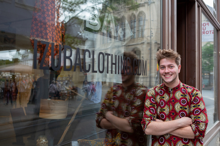 Paul Böger lehnt an das Schaufenster des PopUp-Stores