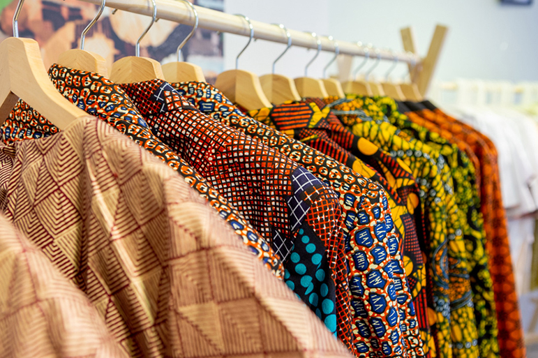 Kollektion von IZUBA Clothing in Nahaufnahme