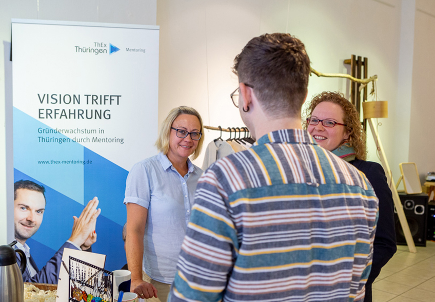 Drei Teilnehmer des ThEx-Frühstücks im Gespräch