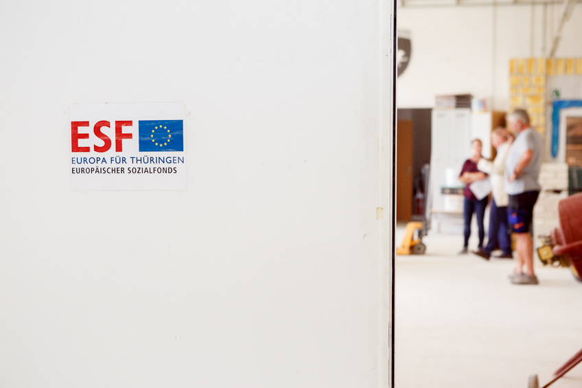 Aufkleber des ESF Thüringen an einer Tür