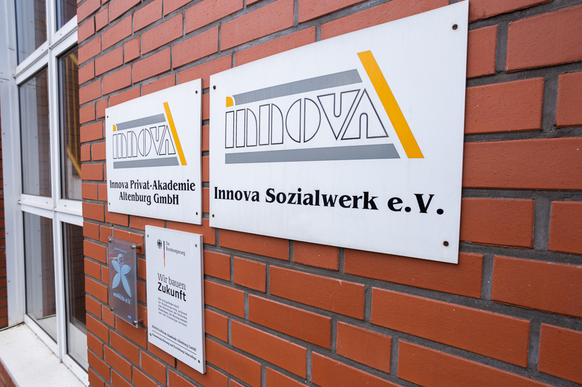 Namensschild der Innova Sozialwerk e.V.