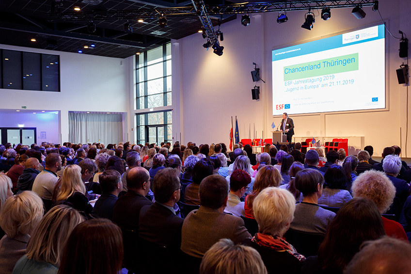 Ein gefüllter Saal hört dem Beitrag "Chancenland Thüringen" zu.