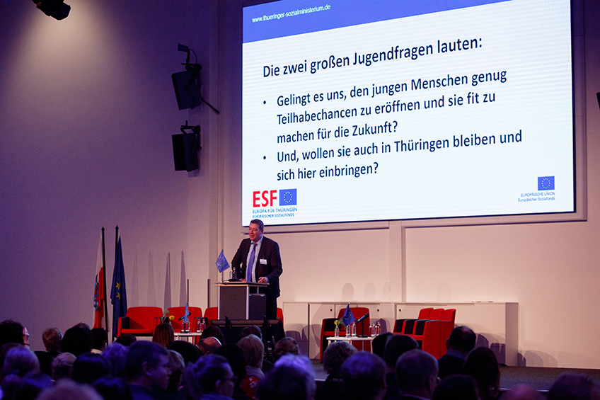 Ein Referent erläutert die zwei großen Jugendfragen.