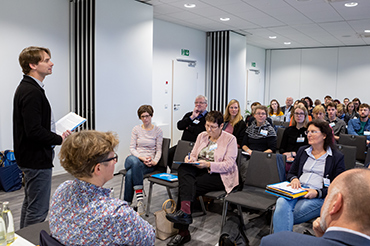 Workshop 3 Referent vor einem Plenum