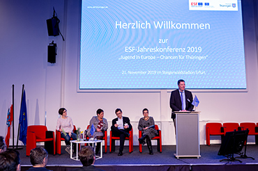 Ansprache vor einer großen Leinwand