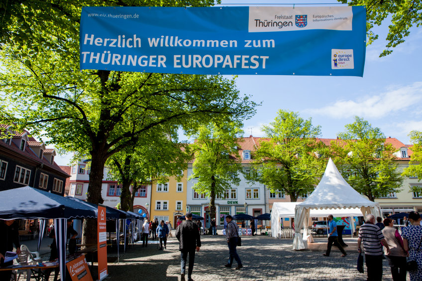 Banner "Herzlich willkommen zum Thüringer Europafest" auf dem Arnstadter Marktplatz