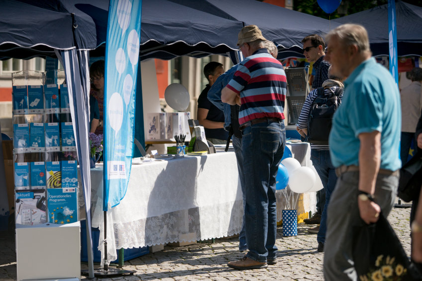 Besucher am Stand des ESF