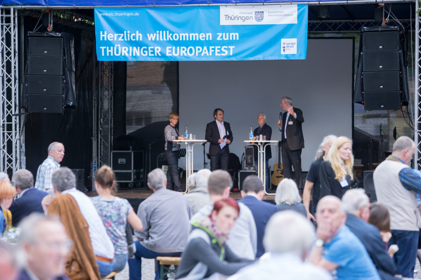 Eindruck von Bühne und Publikum beim Thüringer Europafest
