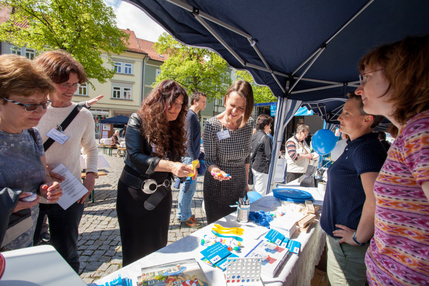 Besucherinnen am ESF-Stand