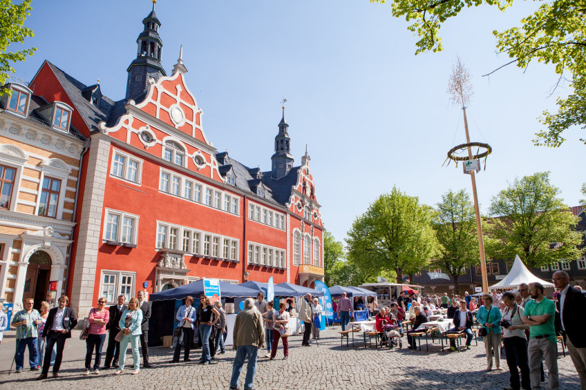 Blick über den Arnstadter Marktplatz mit Ständen
