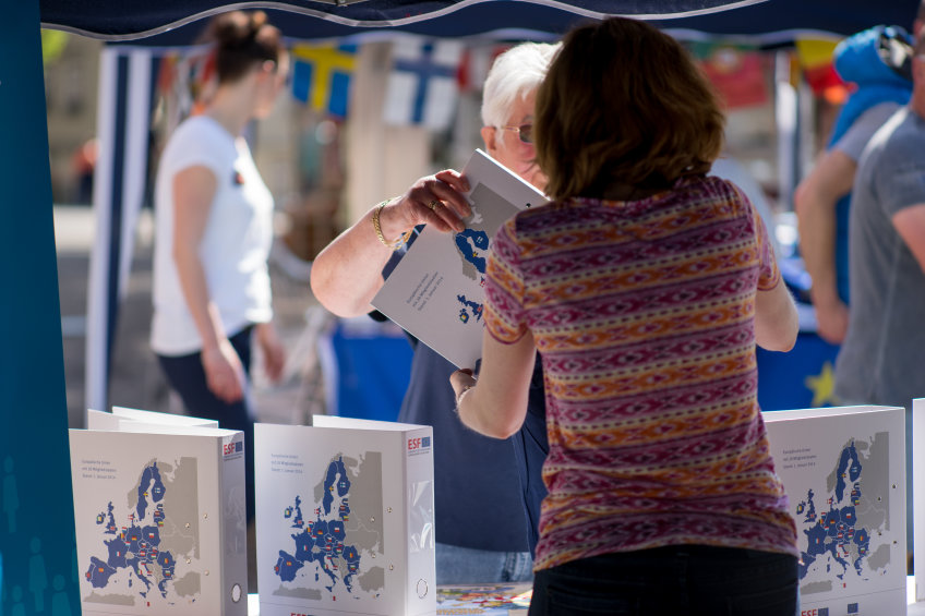 Ausgabe von Informationsmaterial am ESF-Stand