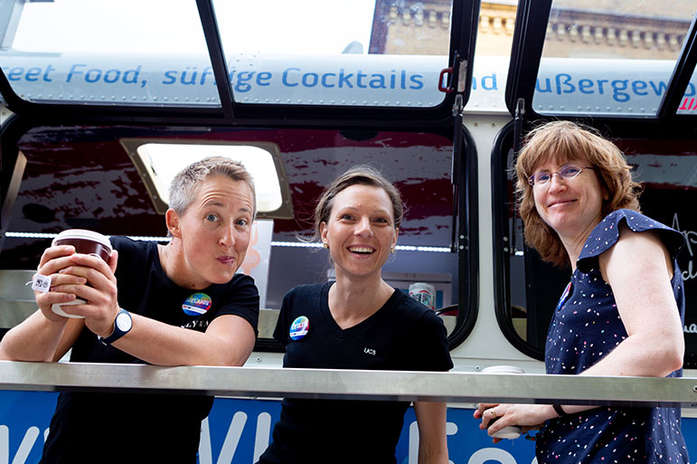 Melanie Booth und Cornelia Manger vor einem Foodtruck