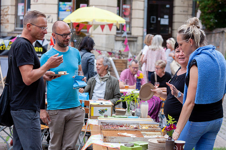 Besucher am Kuchenstand
