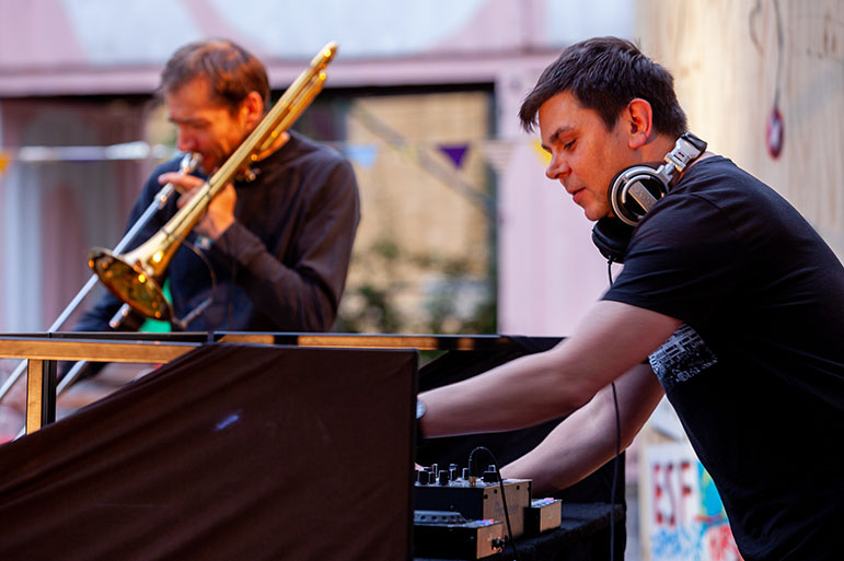 Liveauftritt eines Posaunists und eines DJs