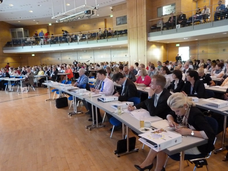 Blick ins Publikum von vorne rechts