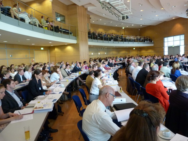 Blick ins Publikum von der Seite 