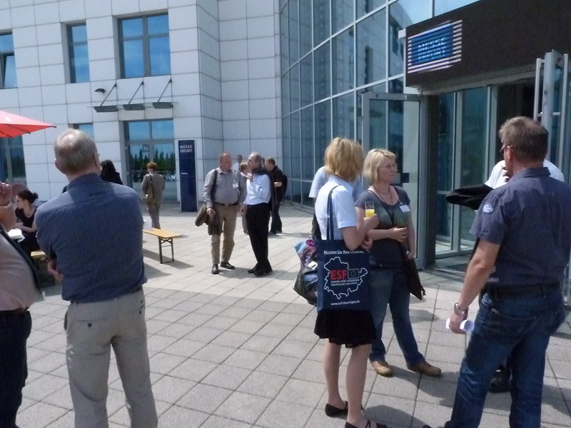 Teilnehmerinnen und Teilnehmer im Gespräch im Außenbereich der Messe Erfurt