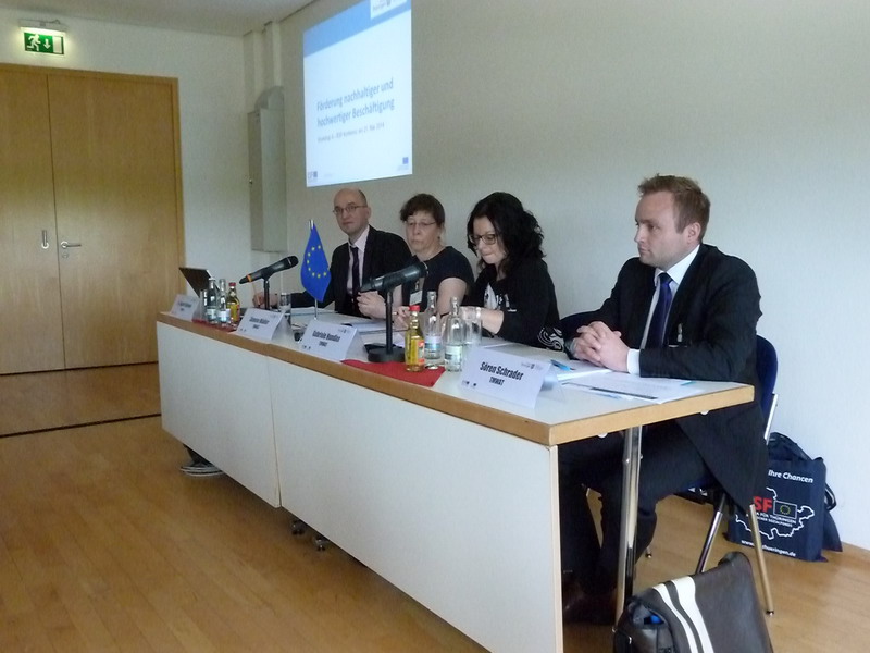 Eindruck vom Workshop A "Förderung nachhaltiger und hochwertiger Beschäftigung“: Workshop-Leiter sitzen an einem Tisch