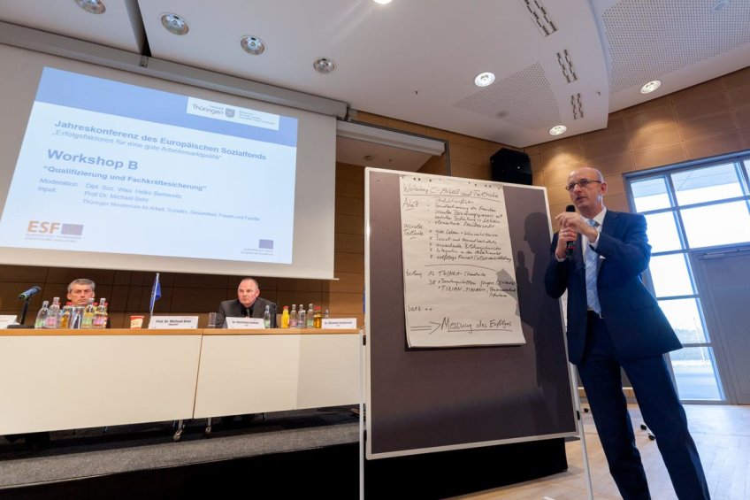 Eindruck vom Workshop B "Qualifizierung und Fachkräftesicherung": Speaker vor Flipchart