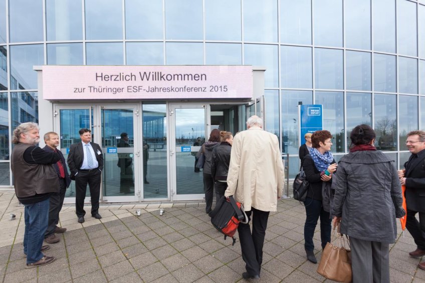 Teilnehmerinnen und Teilnehmer vor dem Eingang der Messe Erfurt