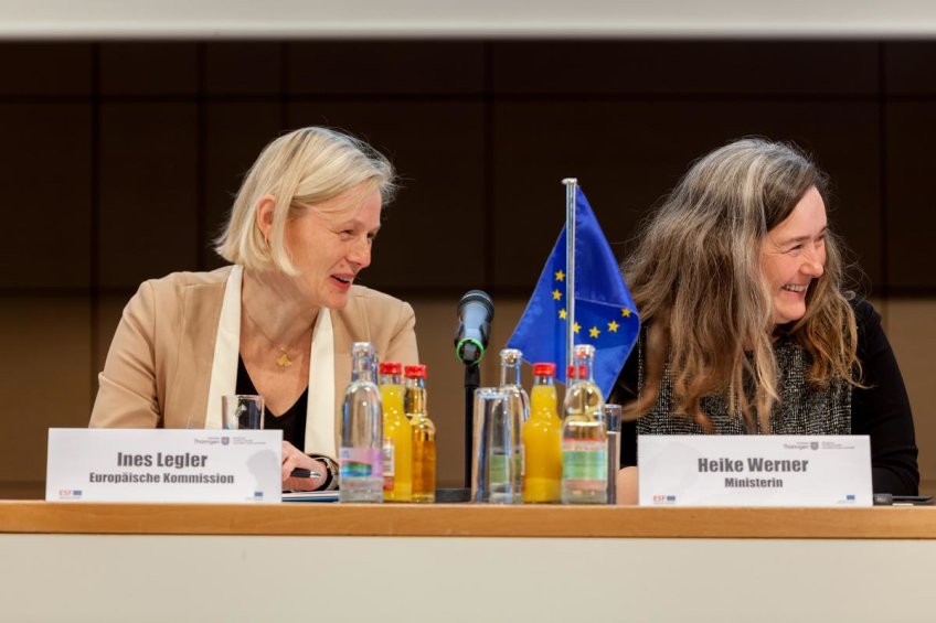 Frau Heike Werner und Ines Legler sitzend auf der Bühne
