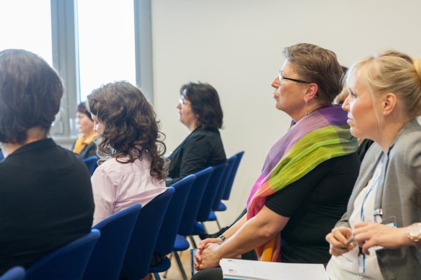 Fünf Zuhörerinnen im Profil