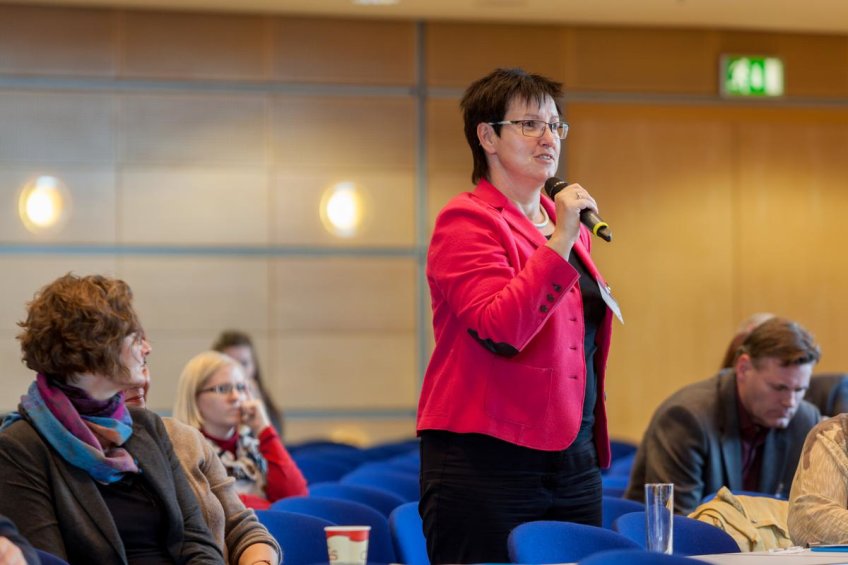Frau aus dem Publikum stellt eine Frage.