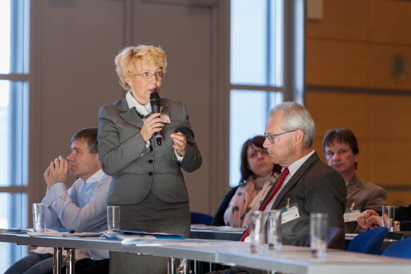 Frau aus dem Publikum spricht.
