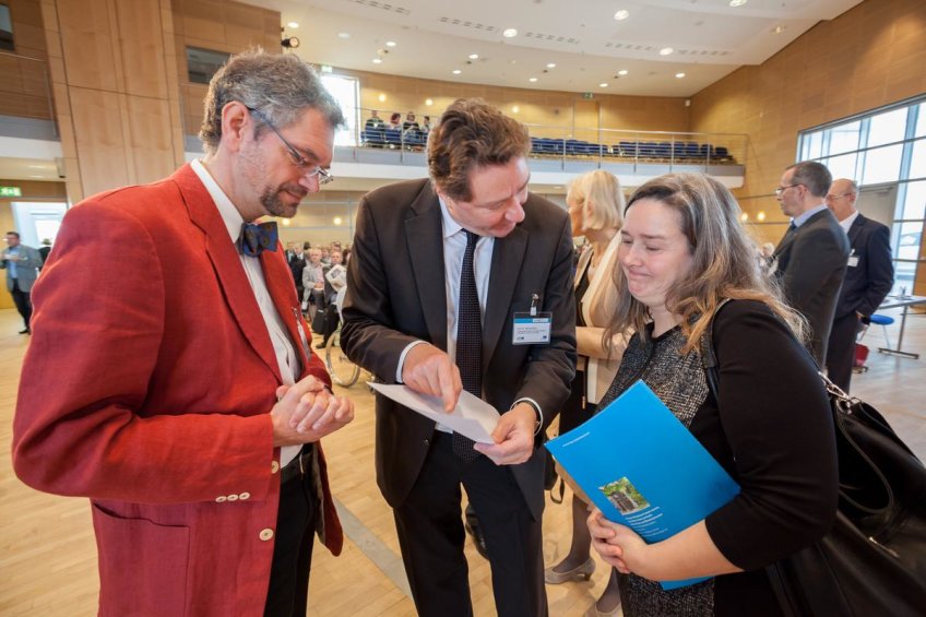 Ministerin Werner im Gespräch mit Professor Behr und einem weiteren Gast.