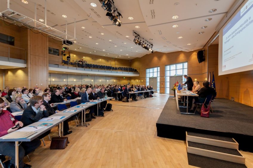 Blick auf die Bühne und ins Publikum von der Seite.