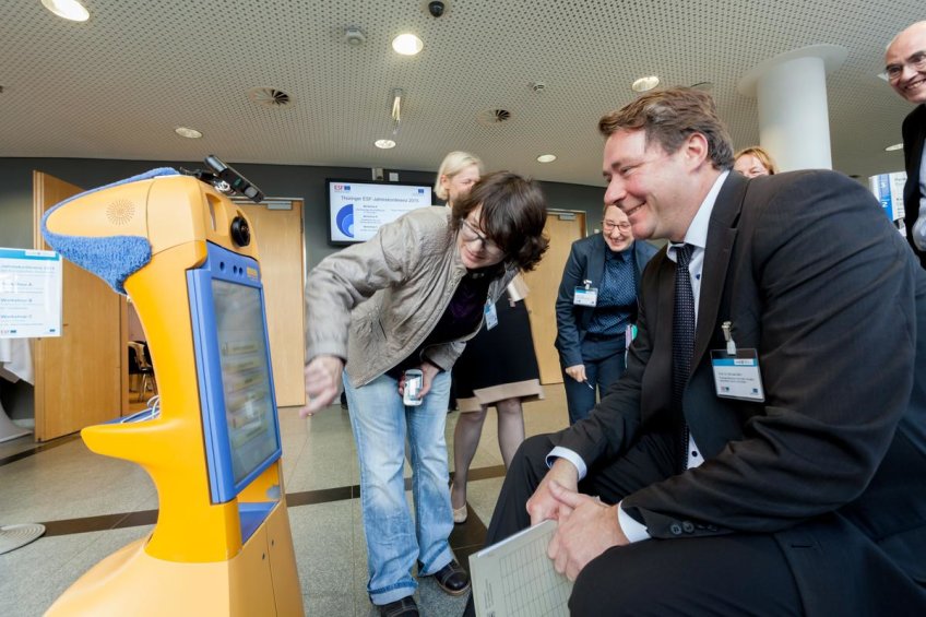 Professor Behr lässt sich etwas am Bildschirm erklären