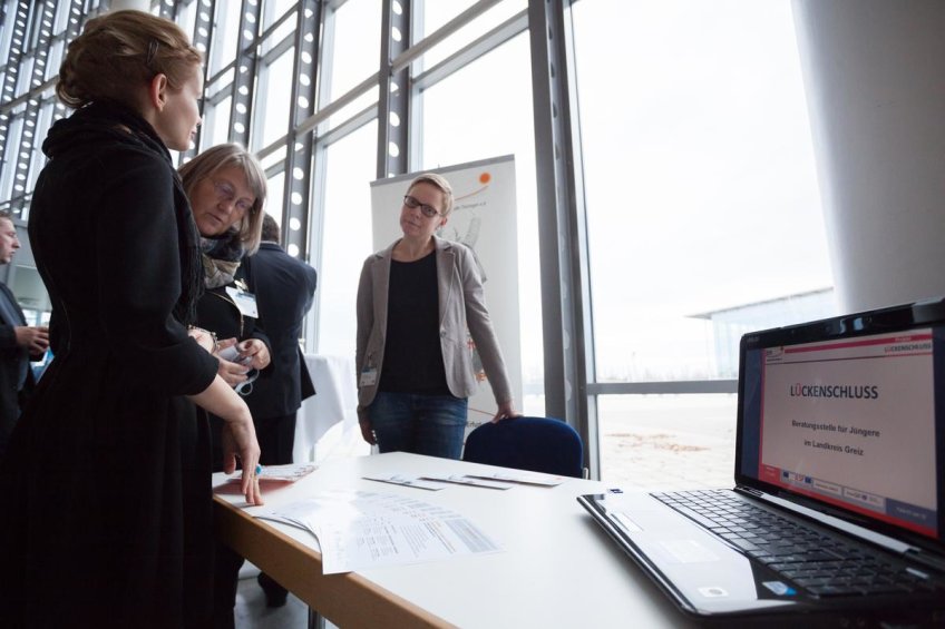 Teilnehmerinnen an einem Stand im Gespräch