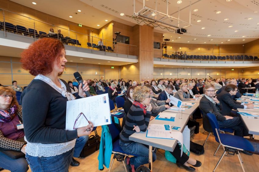 Frau aus dem Publikum stellt eine Frage
