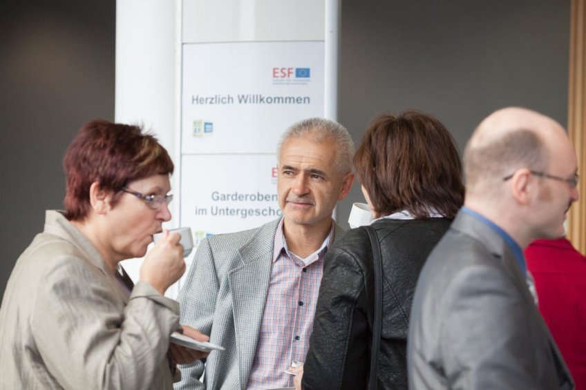 Teilnehmerinnen und Teilnehmer im Gespräch