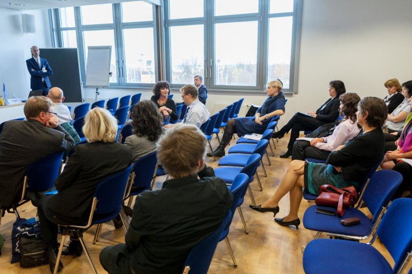Workshopsituation: Kleinere Gruppe vor Referent