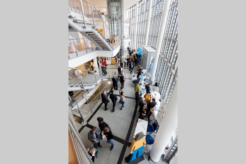 Blick von oben ins Foyer