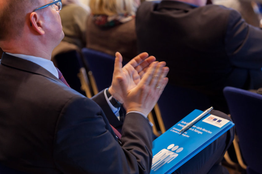 Applaudierende Person im Publikum