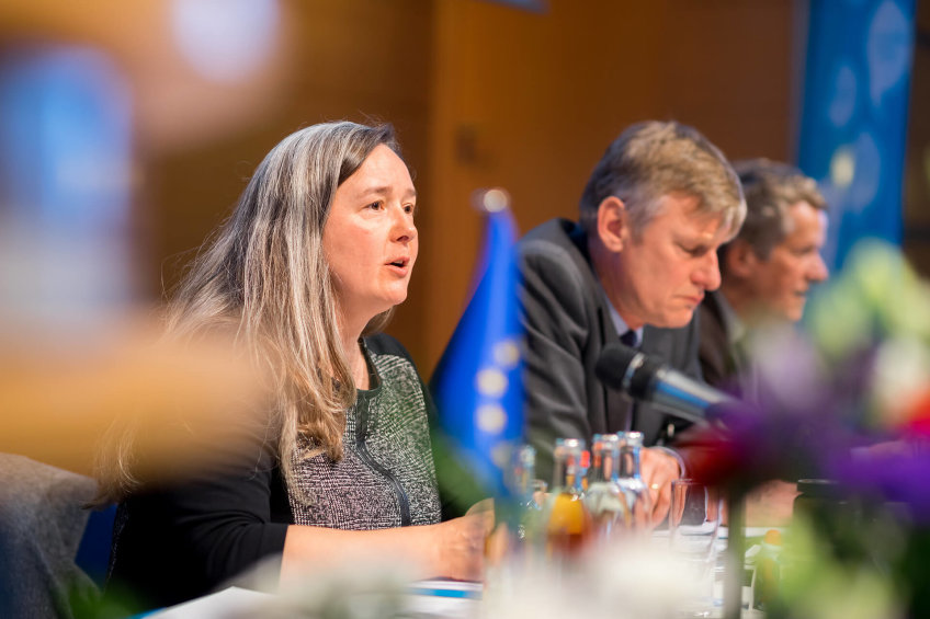 Ministerin Werner am Mikrofon