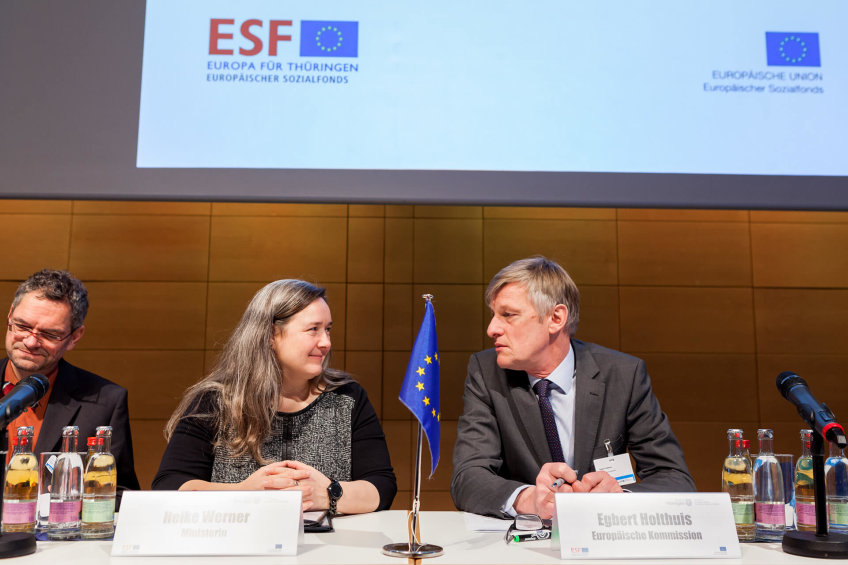 Heike Werner und Egbert Holtius sitzend auf der Bühne