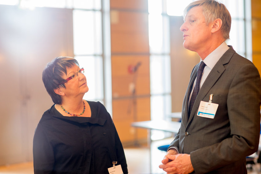 Frau Ziola im Gespräch mit Egbert Holtius