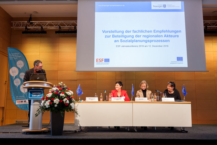 Von links nach rechts: Frau Michelfeit, Frau Wolf und Frau Ziola auf der Bühne sitzend, 