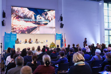 Blick auf die Bühne vom Publikum aus gesehen