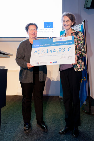 Scheckübergabe an "Vernetztes Arbeiten durch vernetztes Lernen" in Höhe von 413.144,93 Euro