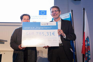 Scheckübergabe an "Lernen 4.0 – Digital Twins" in Höhe von 648.785,31 Euro