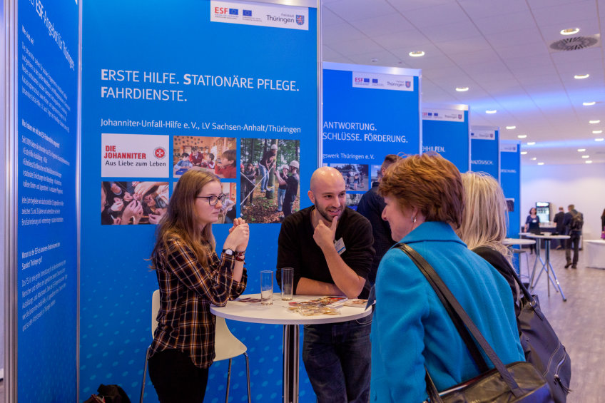 Veranstaltungsteilnehmerinnen und -teilnehmer vor den Projektwänden im Gespräch