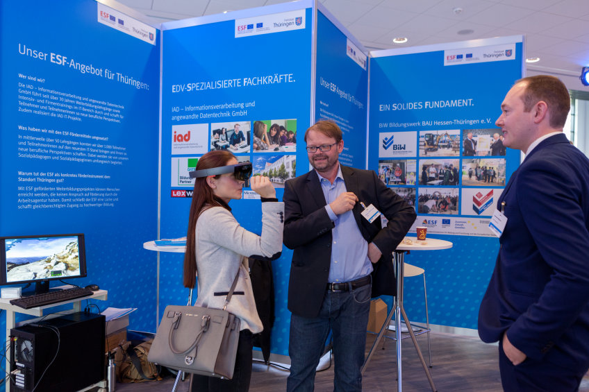 Teilnehmerin testet eine VR-Brille
