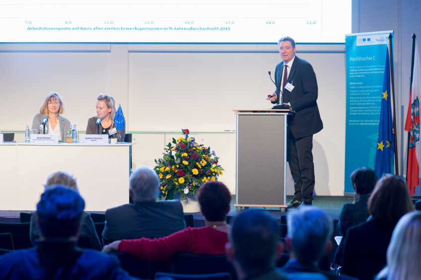 Blick auf die Bühne, Professor Behr am Rednerpult