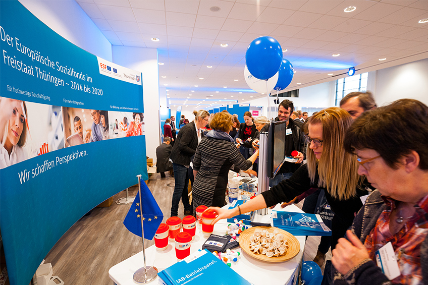 Veranstaltungsteilnehmerinnen am Merchandise-Stand